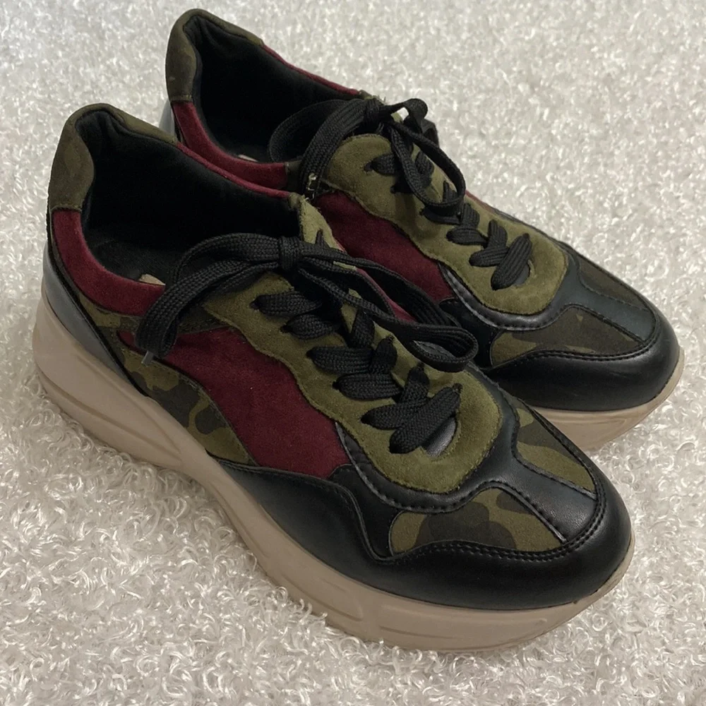 Steve Madden. Ladies Size 7. Camo Chunky Sole Sneakers